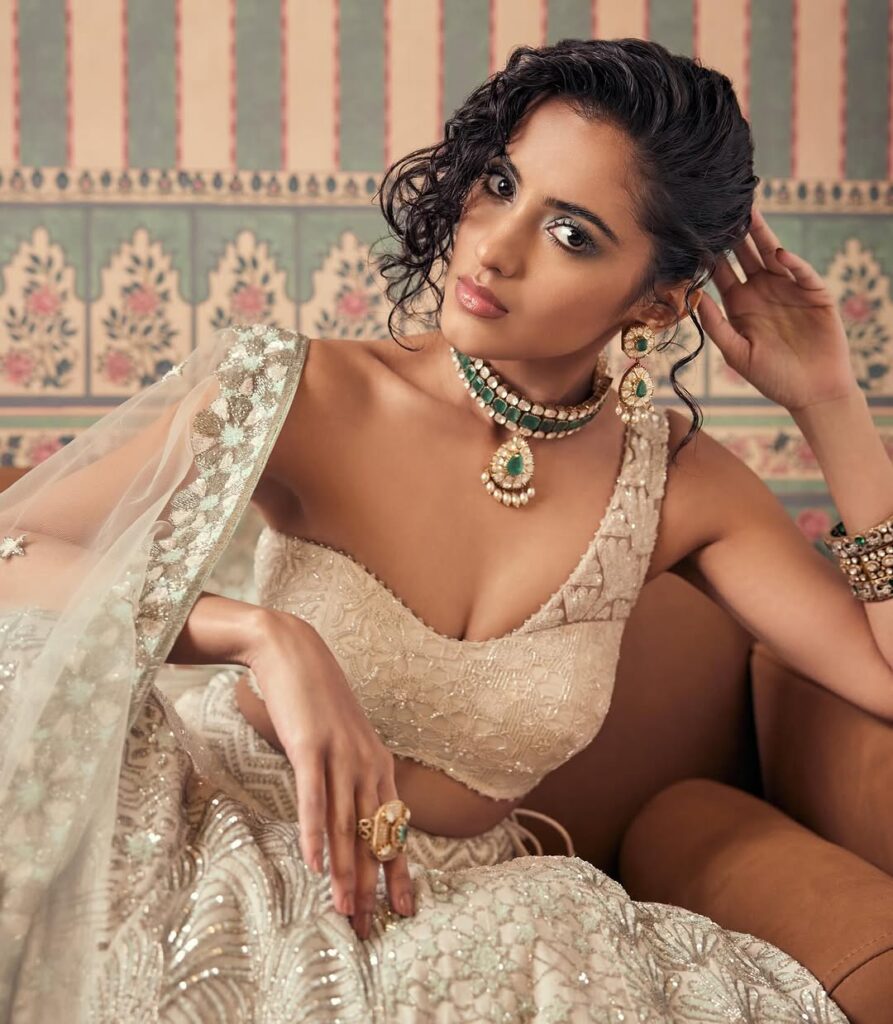 festive feels ✨ wearing jayeshandkaajalshah jewellery by shivnarayanjewellerspvtltd(jpg)